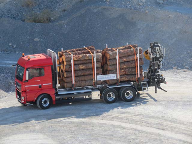 Este MAN TGX rígido de tres ejes para uso forestal de 560 CV muestra un buen equilibrio para combinar asfalto y terreno offroad.